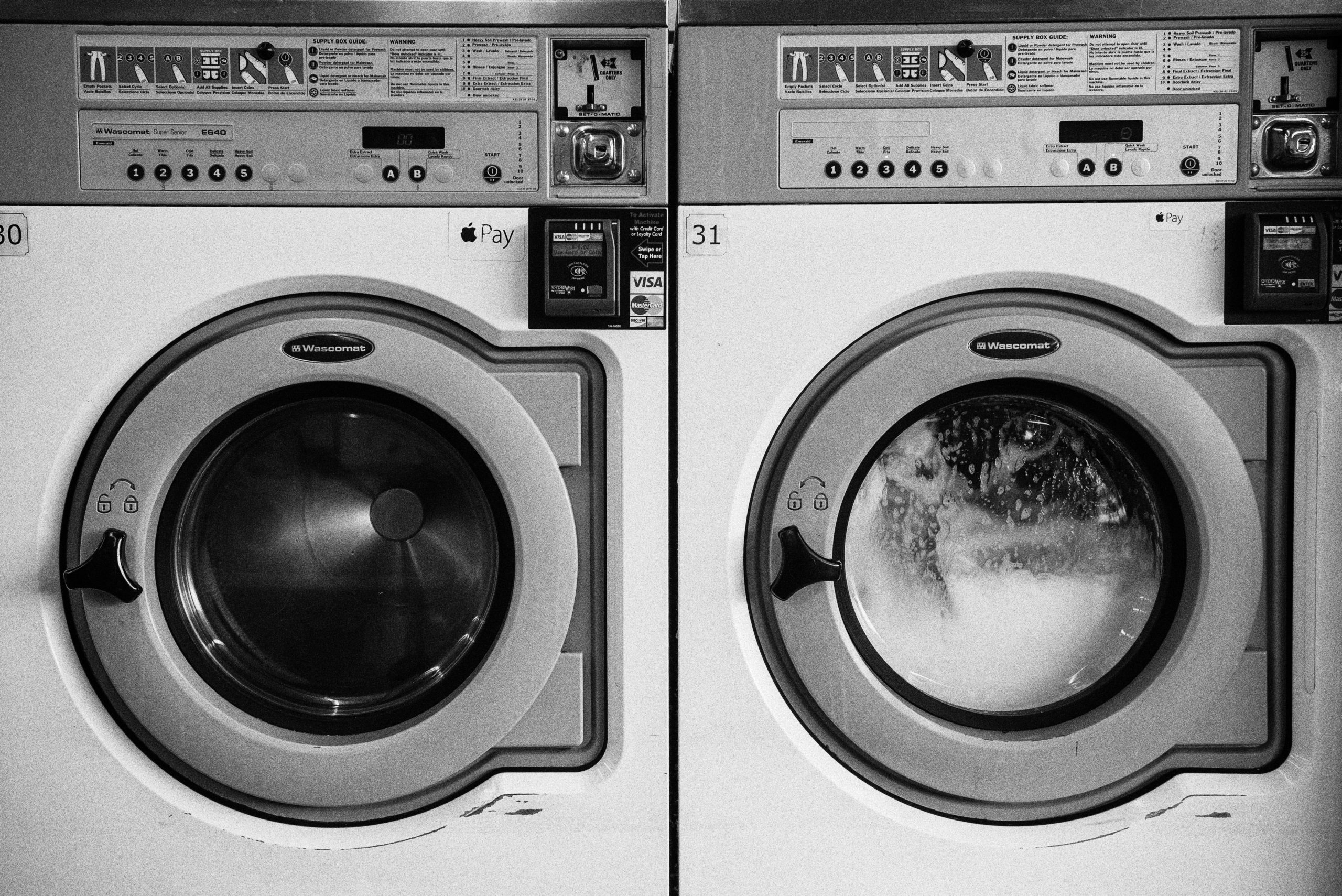 dwie pralki obok siebie